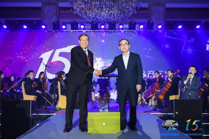 开云手机站官方版在线登入CEO陈春麟（左）与恒瑞集团董事长孙飘扬（右）合影